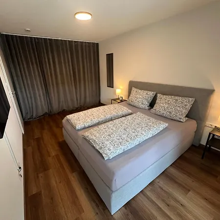 Jellys - 70qm - Balkon - Küche - Parken - 2x Smart Tv - King Size Bett - Nur 5min Zum Europa Park * Rheinhausen